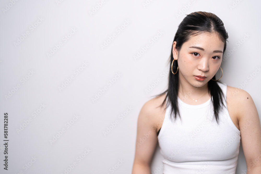 白いタンクトップの女性 白いタンクトップの女性