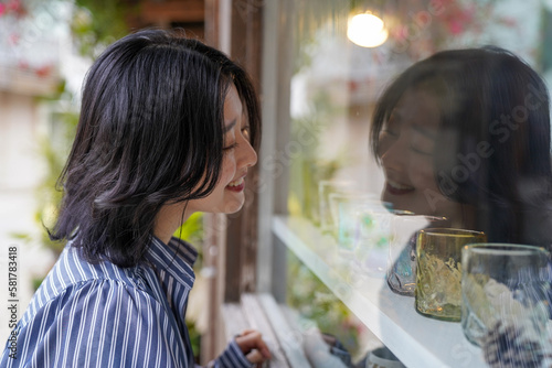 やちむん通りを散策する旅行中の女性５