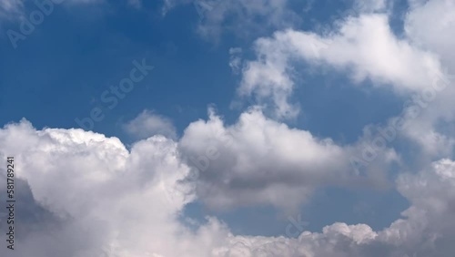 青空を流れる白い雲　層積雲と積雲　クラウドスケープ photo