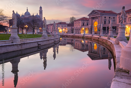 Obraz na płótnie Padua, Italy. Cityscape image of Padua, Italy with Prato della Valle square at sunrise. w salonie