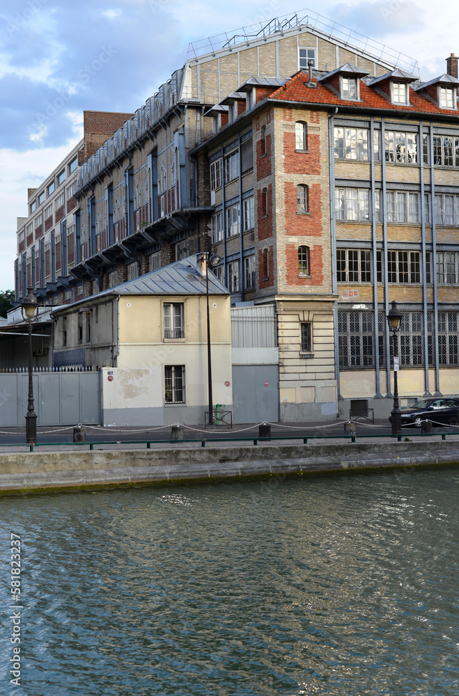 Immeubles le long du Canal Saint-Martin à Paris