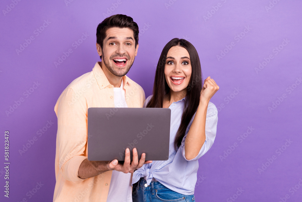 Photo of funny addicted shopaholic wear shirts raise fists up best friends celebrate final sale season shopping isolated on violet color background Photo of funny addicted shopaholic wear shirts raise fists up best friends celebrate final sale season shopping isolated on violet color background