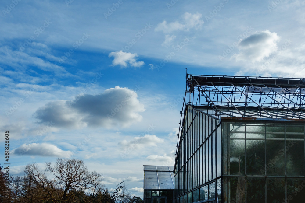 Große Gewächshausanlagen, Wolken, mit Detail Große Gewächshausanlagen, Wolken, mit Detail