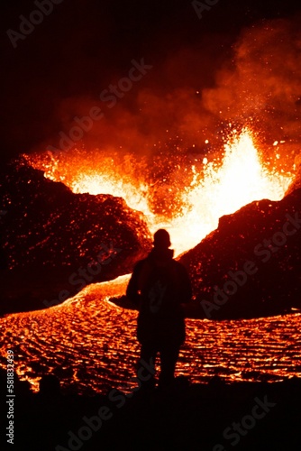 Φωτογραφία Vertical silhouette of a person near the molten magma from the Meradalir Volcano