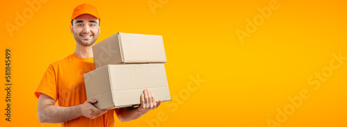 Valokuva Delivery man with a box