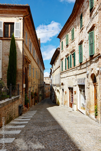 Fototapeta Naklejka Na Ścianę i Meble -  Treia Altstadt Hochformat, Marken Italien