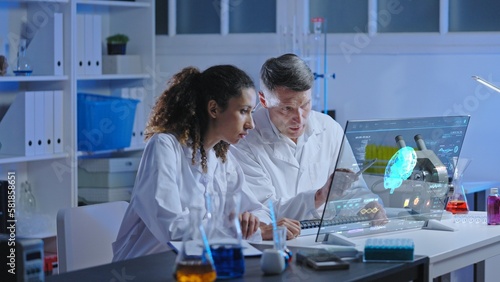 Foto Medical lab scientists studying human brain hologram, cognitive neuroscience