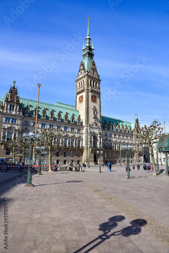 historisches Hamburger Rathaus mit Rathausmarkt