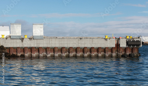 Schilderij op canvas Mooring wall made of concrete and steel. Industrial background