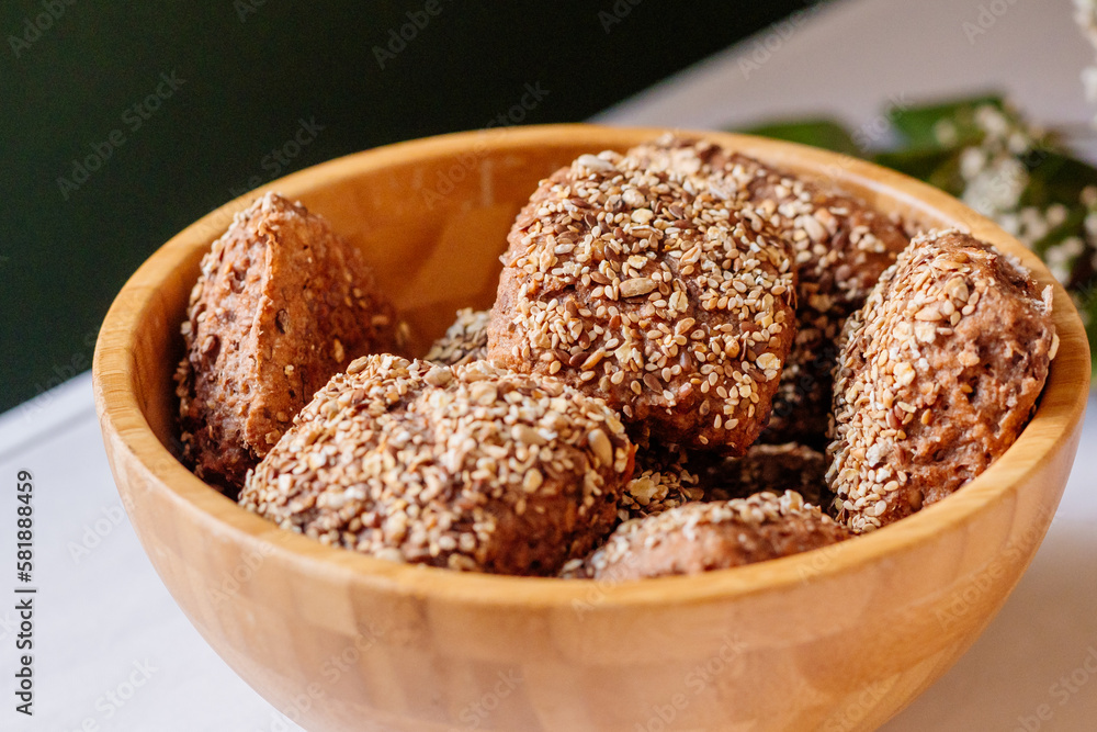 Mehrkornbrötchen vom Bäcker bei Frühstücksbuffet in schöner ...