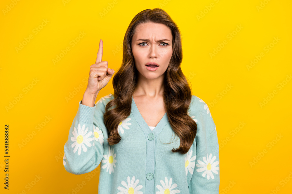 Photo of young clever business lady grimace wear stylish cardigan point finger genius plan solution save finance isolated on yellow color background - obrazy, fototapety, plakaty 