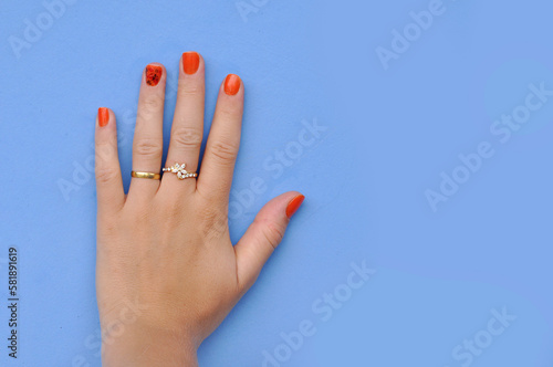 mão com unhas pintadas manicure 
