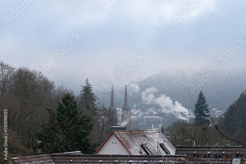 Blick über Marbach nach Nebel und Reif, Stadt mit Elisabethkirche im Tal