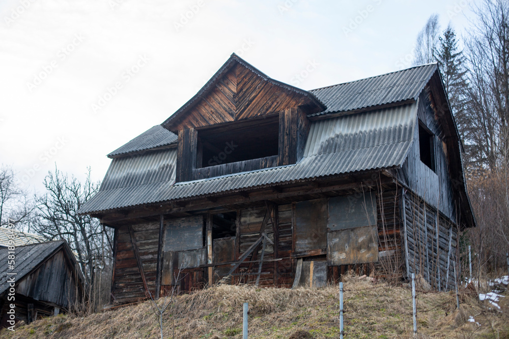 Obraz premium Old unfinished wooden house