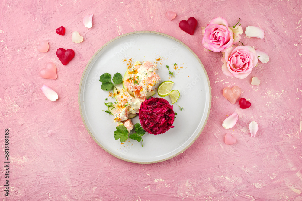 Foto de Traditionell gedämpfter und gewürfelter Lachsfilet Salat auf ...
