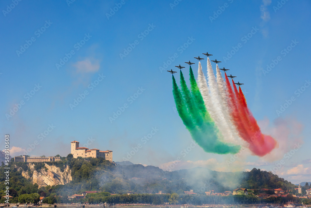 Frecce tricolore acrobatiche della aeronautica italiana - obrazy, fototapety, plakaty 