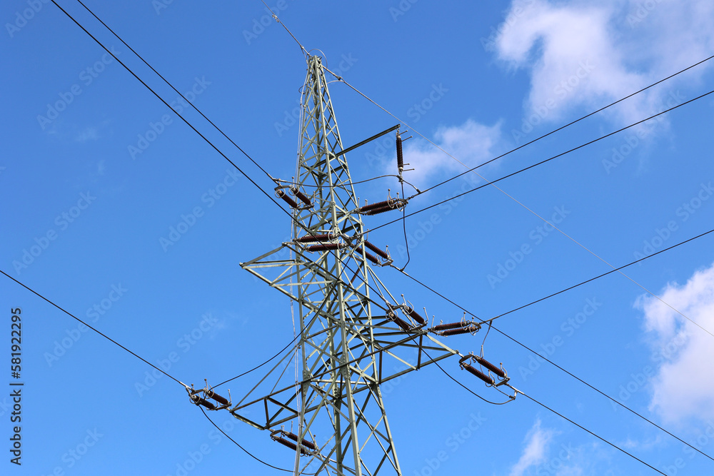 Duże słupy energetyczne z elektrowni dostarczają prąd do miasta Duże słupy energetyczne z elektrowni dostarczają prąd do miasta