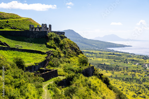 Cuadro en lienzo Coastline at Brimstone Hill Fortress - Saint Kitts