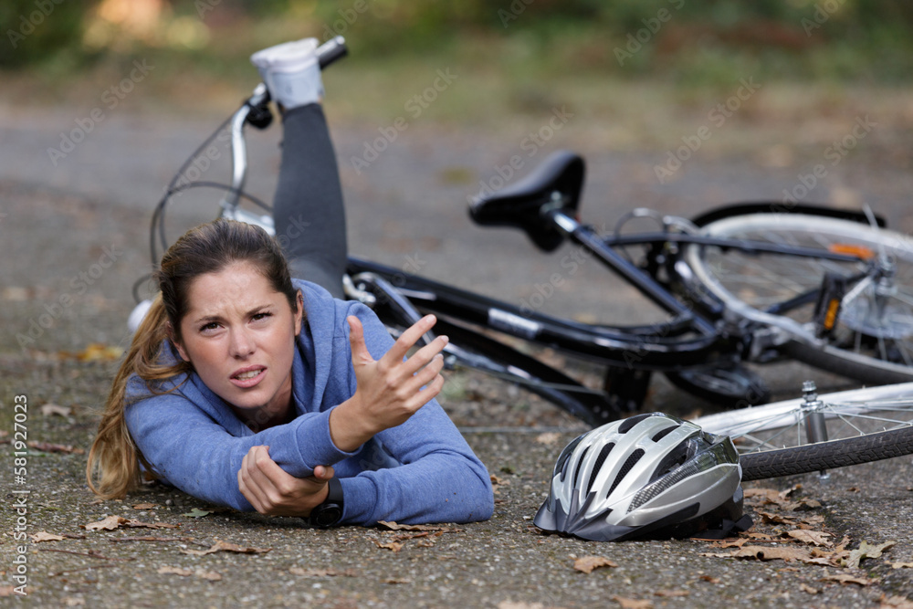 Obraz premium young woman fell off her bike