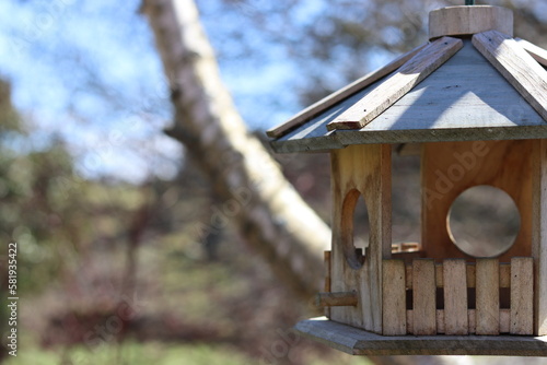 Maison d'oiseaux au printemps. Journée ensoleillée en Corrèze, France.