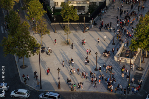 Fototapeta Naklejka Na Ścianę i Meble -  Paris people in a plaza on des Champs-Elysees