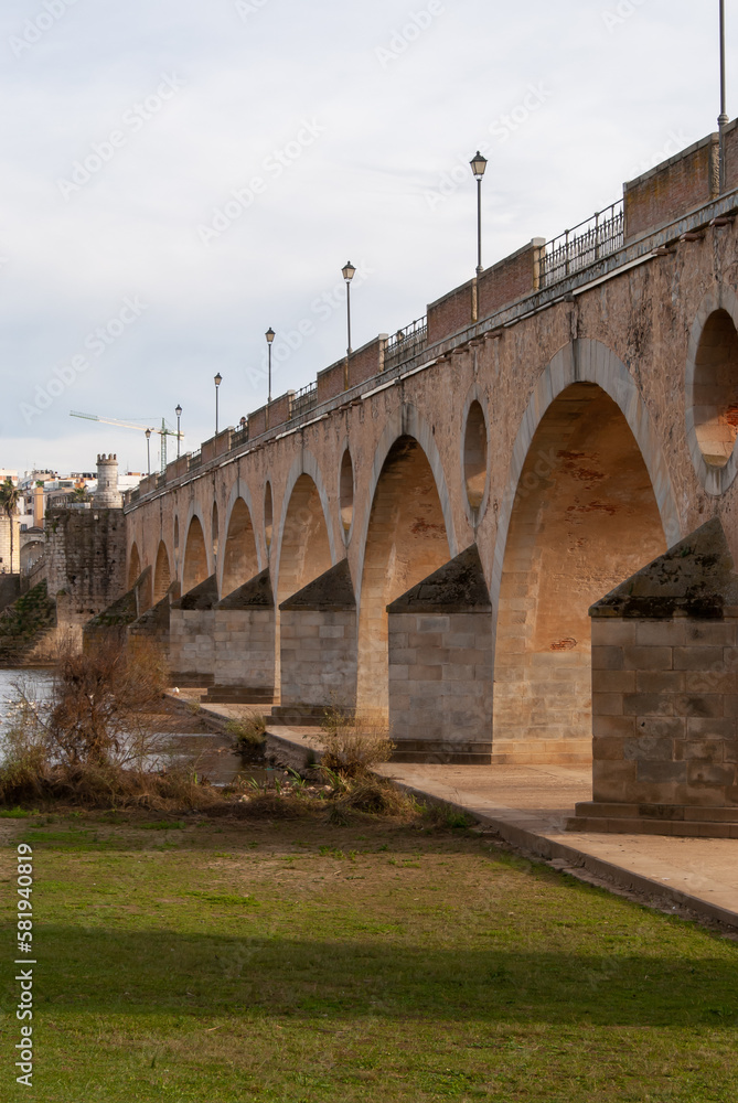 Arcos del puente de palmas en la ciudad de Badajoz.