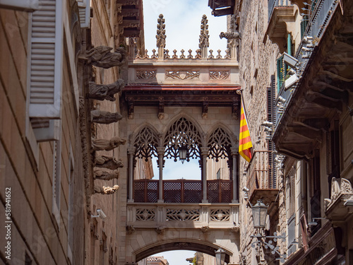 Übergang zwischen Häusern im gotischen Viertel von Barcelona photo