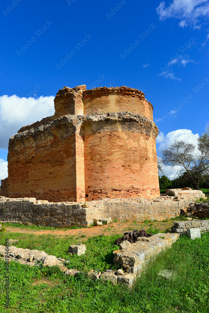 Die Aula in den Ruinen von Milreu in der portugiesischen Gemeinde Estoi, Algarve