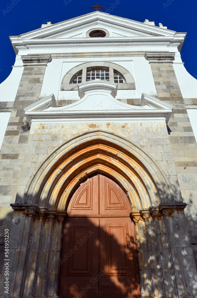 Eingangsportal der Kirche Santa Maria do Castelo in Tavira, Algarve (Portugal)