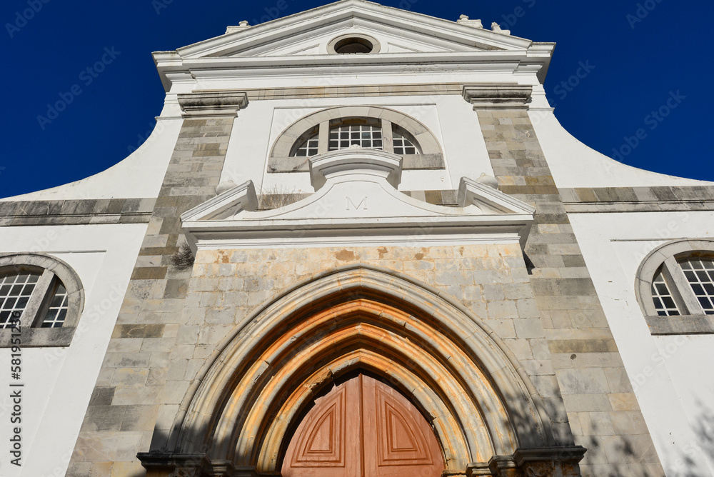 Eingangsportal der Kirche Santa Maria do Castelo in Tavira, Algarve (Portugal)