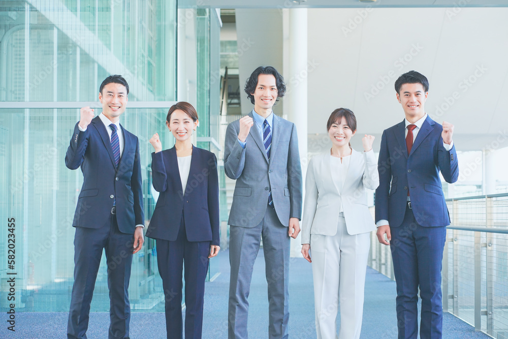 ガッツポーズするビジネスマン　日本人　チーム