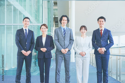 整列するビジネスマン 日本人 チーム
