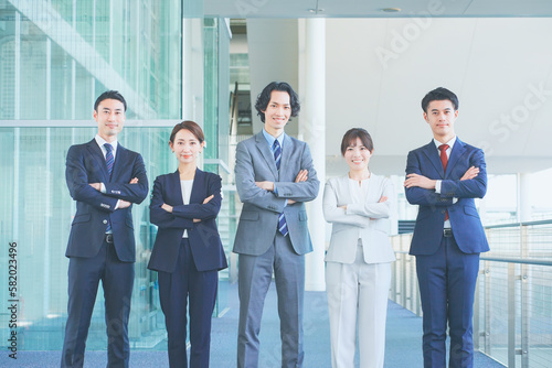 腕を組んで並ぶビジネスマン 日本人 チーム