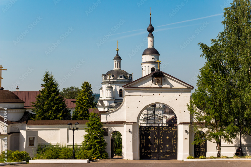 Obraz premium The main gate of the Chernoostrovsky convent in Maloyaroslavets, Kaluga region, Russia