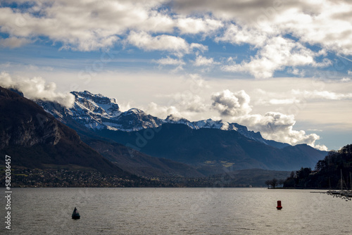 Le lac d'Annecy et les montagnes des Alpes