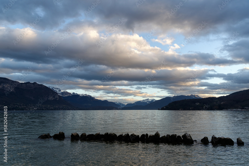Naklejka premium Le lac d'Annecy et les montagnes des Alpes au crépuscule