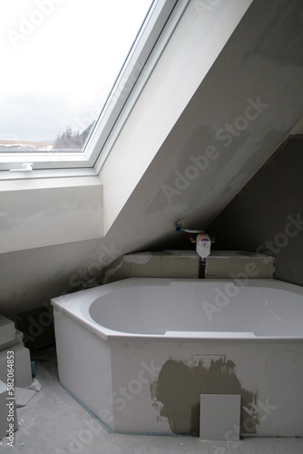 Ein unfertiges Badezimmer in der Bauphase im Neubau