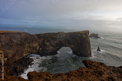 Anse dans la mer avec un océan agité entourant des pitons rocheux. paysage d’Islande 