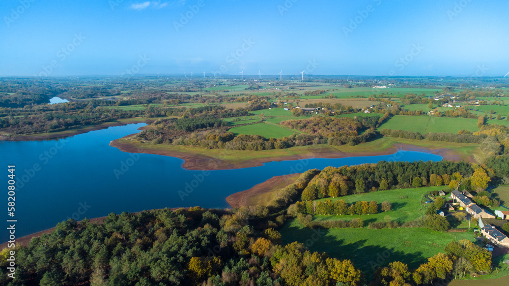 Vue aérienne d'un barrage, retenue d'eau potable