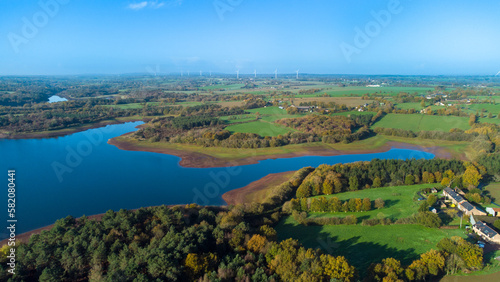 Vue aérienne d'un barrage, retenue d'eau potable © Tydav Photos