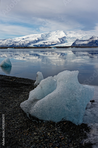 nécessité de protéger l'environnement et de luter contre le réchauffement climatique du fait de la fonte des glaces et la présence d'Iceberg et de bloc de glace  photo