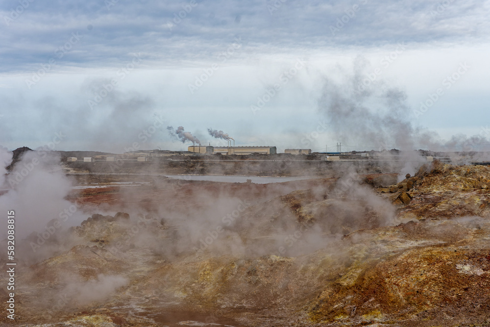 Usine de production d’électricité, de chaleur et de froid par le biais de la  géothermie et de la chaleur volcanique islandaise. dégagement de vapeur et nuage de vapeur. 