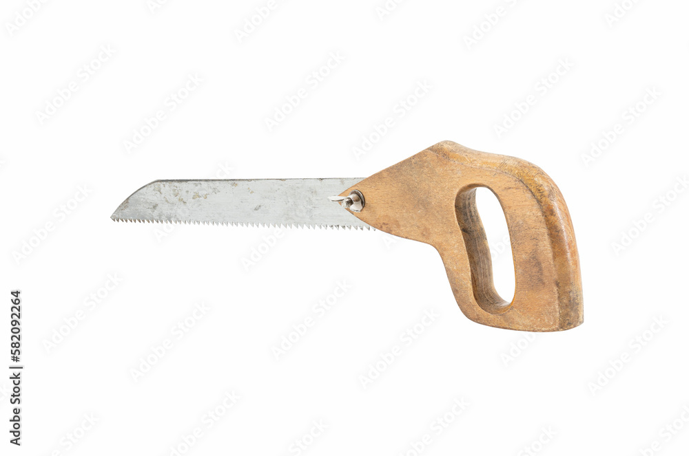 Eine alte Handsäge mit einem alten Holzgriff vor einem weißen Hintergrund Eine alte Handsäge mit einem alten Holzgriff vor einem weißen Hintergrund