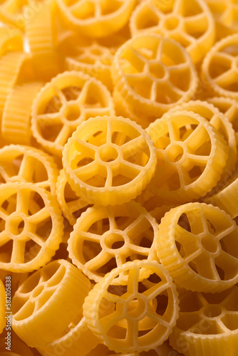 Rotelle crude, tipico formato di pasta italiana 