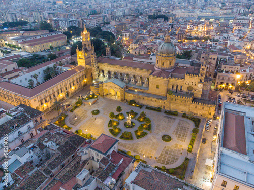 foto aerea della cattedrale di palermo photo