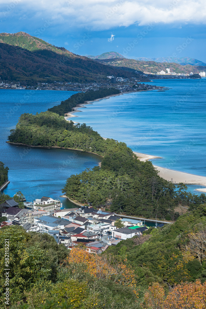 Fototapeta premium 日本 京都府宮津市にある天橋立ビューランドから眺める天橋立の飛龍観