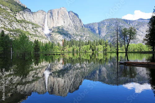 Double landscape on Merced River - Yosemite National Park, California © jerzy