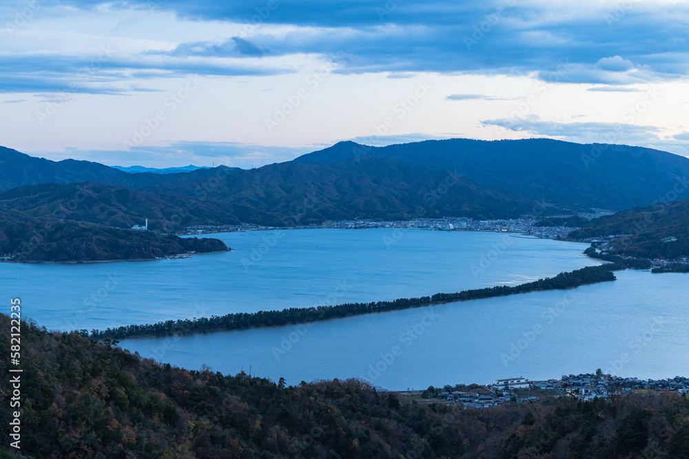 日本　京都府宮津市にある成相寺の弁天山展望台から見える夕暮れ時の天橋立