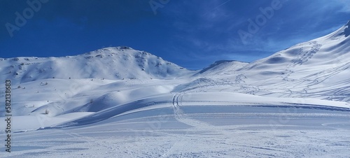 Bild auf Leinwand Empty wilderness ski domain snowy, vue nature alpine enneigée hiver domaine skia
