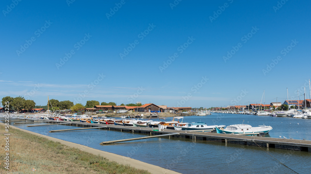 LA TESTE DE BUCH (Bassin d’Arcachon, France). Le port ostréicole et ses pinasses traditionnelles